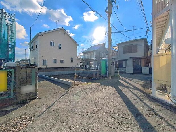 【前面道路含む現地写真】車通りの少ない前面道路 小さなお子様がいても安心です。当日のご見学予約も承ります。同じものは2つとない「夢のマイホーム」との出会いが待っているかもしれません。
