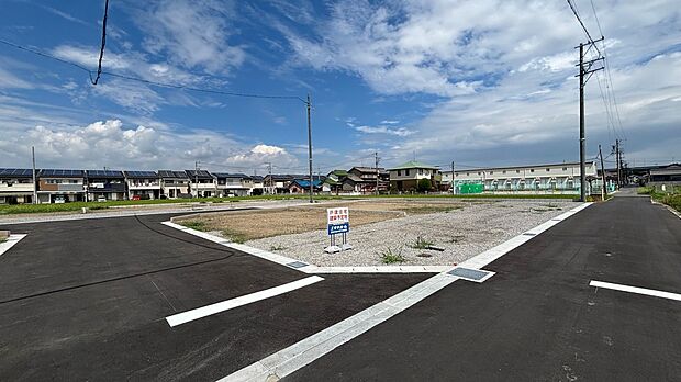 【前面道路含む現地写真】
アオキスーパー甚目寺店まで徒歩約4分、自転車約2分(約300m)の立地。営業時間は20:00まで。急に「お弁当がいる」と言われても大丈夫！すぐに出向ける距離です。