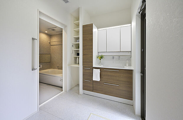 【【洗面室同仕様】】一日の始まりの朝、歯磨きをしたりメイクや髪をセットしたりする際に使いやすさが考えられた三面鏡です。シャワー付き水栓で洗面台でのシャンプーや毎日の掃除に大変便利です。