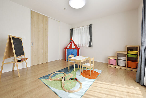 【【洋室同仕様】】充分な広さと収納機能を備えた部屋はお子様の自発性と成長を促します。お子様の成長を支える、勉強や好きなことに没頭する学びの空間にいかがでしょうか。