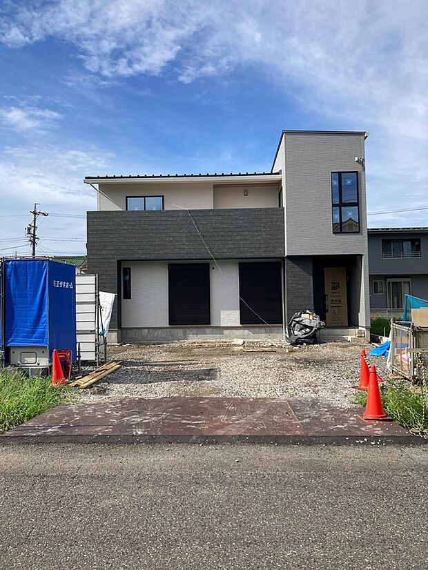 【【前面道路含む現地写真】】静かで落ち着いた住宅街に位置しながらも、徒歩圏内に生活施設が点在する便利で暮らしやすいロケーションです。