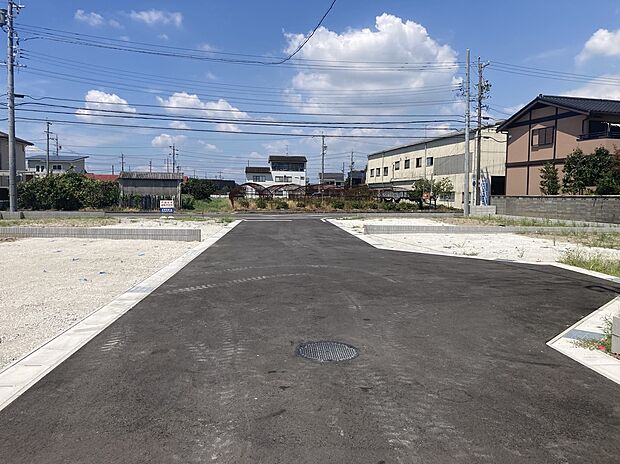 【【前面道路含む現地写真】】名鉄津島線「勝幡」駅まで徒歩約12分、自転車約4分。名鉄津島線「青塚」駅まで徒歩約14分、自転車約5分のロケーションです。