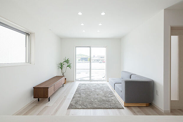 日当たりが気持ち良いリビング。壁紙は白色を基調をしており、清潔感も感じられます。