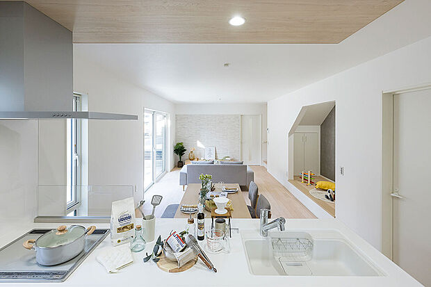 人気の対面式キッチン!お子様の宿題を見守りながらご飯の用意もできちゃいます☆/3号地