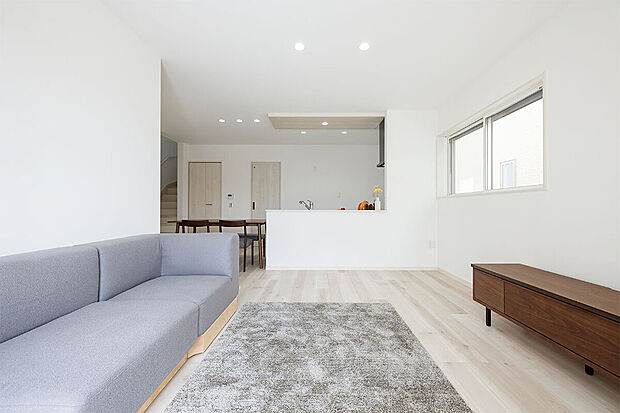 【LDK│キッチンから部屋中を見渡せる憩いの空間】緩やかにリビングとダイニング・キッチンが分かれているLDK。部屋のどこにいても家族の気配を感じられます。