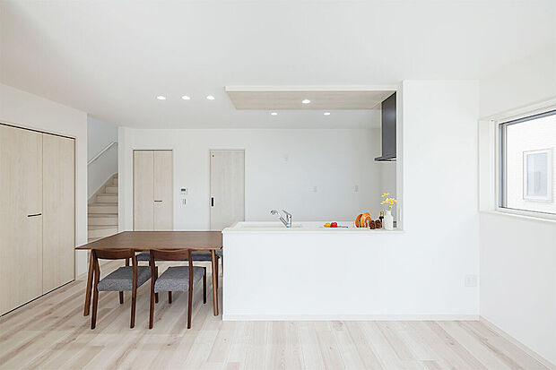 【リビング収納|いつでもきれいな部屋を保てます】人気の対面式キッチンを採用。ご家族の様子を見守りながら料理が可能です!