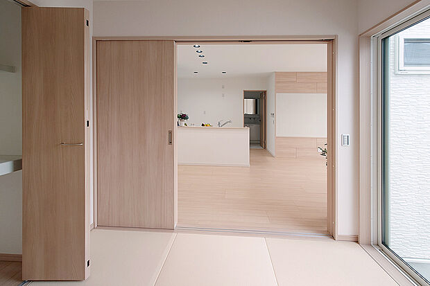 【和室|LDK全体を見渡せます!】どこにいても家族の様子が伺える間取り。自然と家族同士の距離も縮まります!/2号地