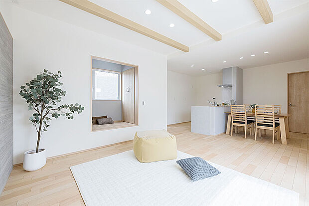 【LDK｜採光ばっちりで温かく、明るい空間】ヌックと繋がるリビング。開放感もバツグンです！/13号地