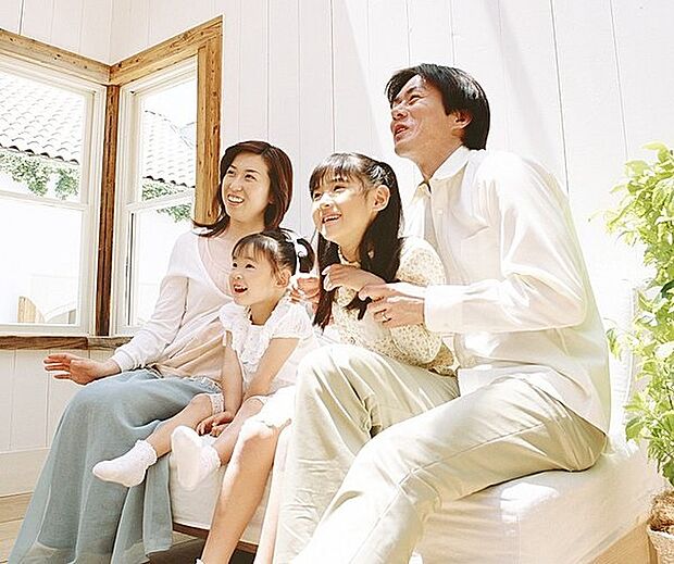 【住宅瑕疵担保履行法対応】お住まいの資産価値を保つために、「構造耐力上主要な部分」の10年保証をはじめ、さまざまな保証を取り入れ、お客様の大切な住まいをより快適に長持ちさせるお手伝いをします。また、引渡日より10年間にわたり定期点検を行なうアフターサービスも実施しています。