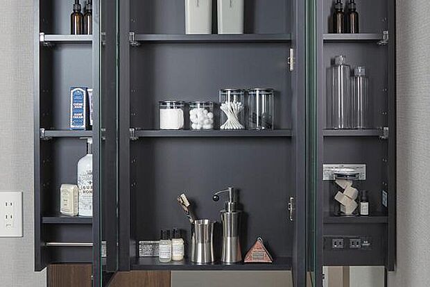 【【ミラーキャビネット】】ミラーの裏は、洗面用具などの小物が収まる奥行きを確保した収納棚となっています。