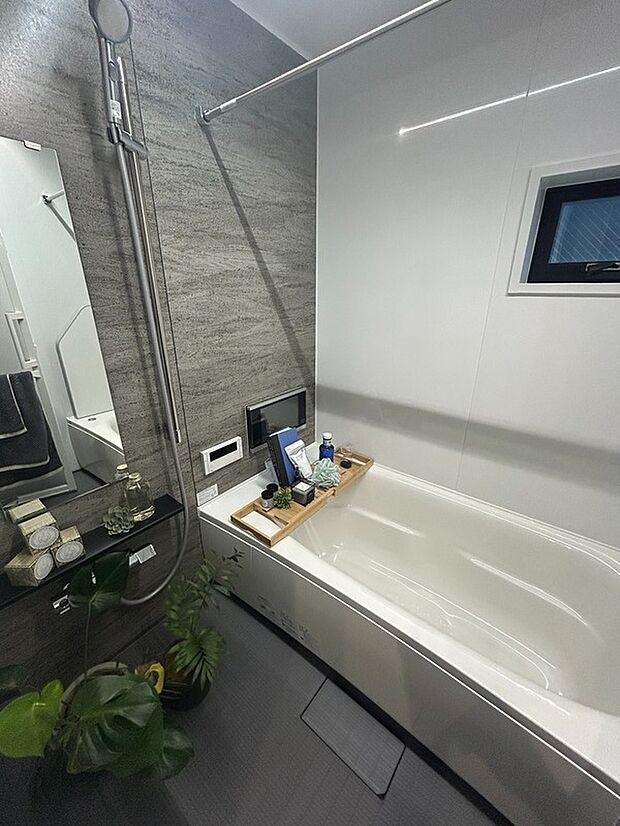 【浴室】全身がゆったりとつかれる浴槽は、「浴室TV」付きで、よりリラックス効果を高める効果がございます。また、ミラブルシャワー・マイクロバブルバス搭載、快適なバスタイムを過ごせます。
※同仕様モデルハウス画像