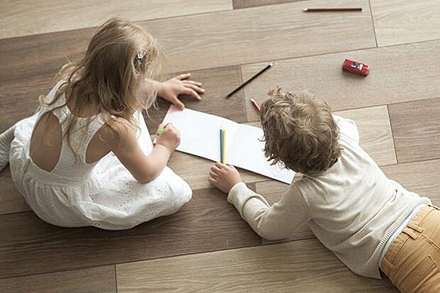 【ガス温水式床暖房】全邸のリビング・ダイニングにガス温水式床暖房を採用。足下から部屋全体を穏やかに温めるので、ハウスダストの巻き上げや、空気の乾燥も抑えることができます。