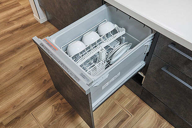 【【食器洗い乾燥機】】場所を取らないビルトイン型の食器洗い乾燥機を標準装備しています。パワフルな洗浄力で頑固な汚れもしっかり落とします。※当社施工例画像