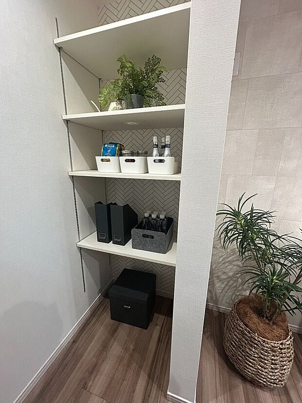 【パントリー】キッチンの両脇に設置したパントリーにはキッチン小物だけでなく日用品も収納できます。※現地モデルハウス写真