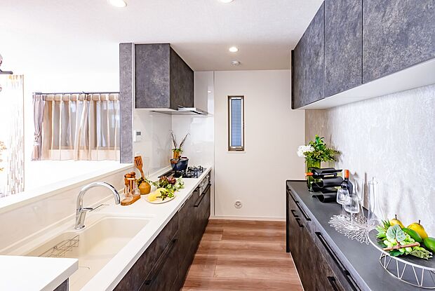 【キッチン】広々としたキッチンは、センサーに手をかざすだけで吐水操作ができるタッチレスシャワー水栓を採用。ホースを引き出せば、ハンドシャワーへ早変わり。シンク内のお手入れもスムーズです。※同仕様モデルハウス写真