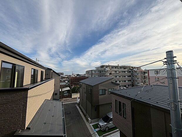 【※現地3号棟写真】高く澄んだ空と広がる風景が日々を特別に彩ります