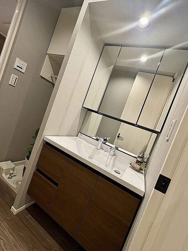 【【洗面化粧台】】くもり止めコート（一部）三面鏡。チャイルドミラーがある為、子どもが使うにはちょうど良く、手元と空間が広く見えます。