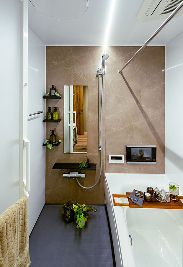 【浴室】全身がゆったりとつかれる浴槽は、「浴室TV」付きで、よりリラックス効果を高める効果がございます。また、ミラブルシャワー・マイクロバブルバス搭載、快適なバスタイムを過ごせます。
※同仕様モデルハウス画像