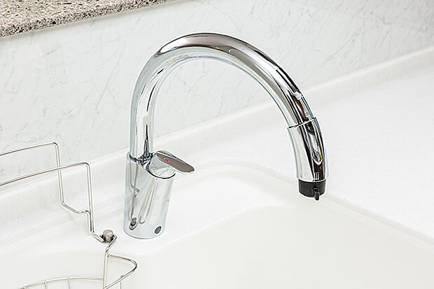 【タッチレスシャワー水栓】グースネックタイプのスタイリッシュなフォルム。水栓に触れなくてもセンサーに手をかざすだけで吐水・止水ができます。