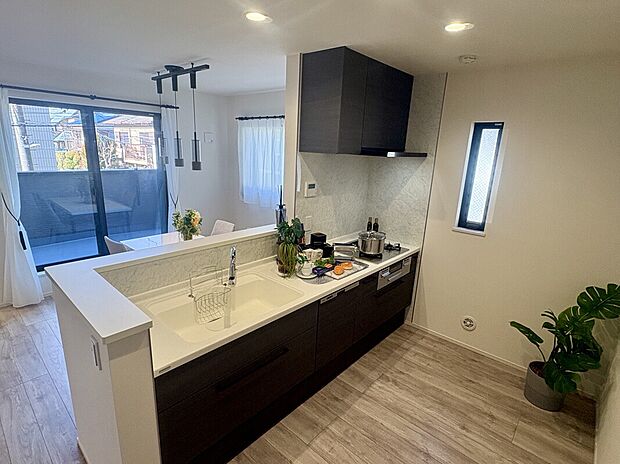 【キッチン】ビルトイン食洗器など先進設備を標準搭載
※現地写真