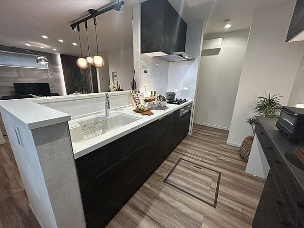 【キッチン】広々としたキッチンは、センサーに手をかざすだけで吐水操作ができるタッチレスシャワー水栓を採用。ホースを引き出せば、ハンドシャワーへ早変わり。シンク内のお手入れもスムーズです。※同仕様モデルハウス写真