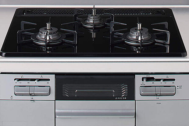 【ガラストップ3口コンロ※当社施工事例写真】料理に応じて、お好みの温度に設定すれば火加減を自動で調節。ガラストップなのでお手入れも簡単です。