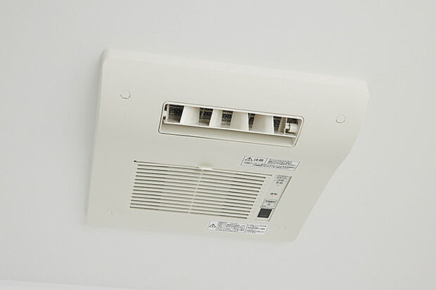 【浴室暖房乾燥機※当社施工事例写真】暖房、衣類乾燥、換気、涼風の機能を備えた浴室暖房乾燥機。雨の日や花粉の季節には洗濯物の乾燥に重宝します。