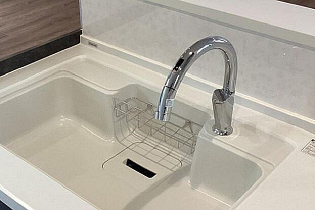 【【キッチンタッチレスシャワー水栓】】センサーに手をかざすだけで吐水操作ができるタッチレス水栓を採用。ホースを引き出せば、ハンドシャワーへ早変わり。シンク内のお手入れもスムーズに行えます。