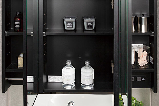 【ミラーキャビネット】ミラーの裏は、洗面用具などの小物が収まる奥行きを確保した収納棚となっています。