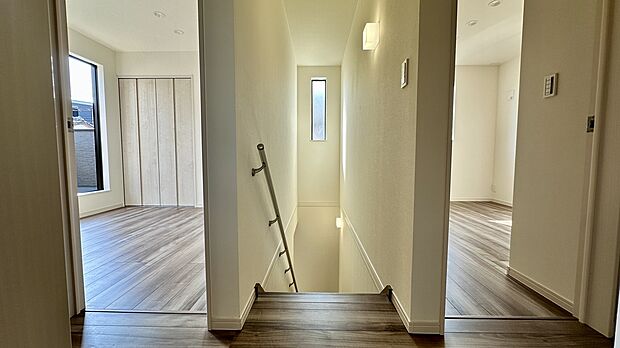 【廊下】明るい陽光がフローリングに美しく映える、開放的な廊下。各居室へスムーズにつながる、機能的な動線設計です。住まいのゆとりと洗練を感じさせます。※現地写真(2026年3月撮影)