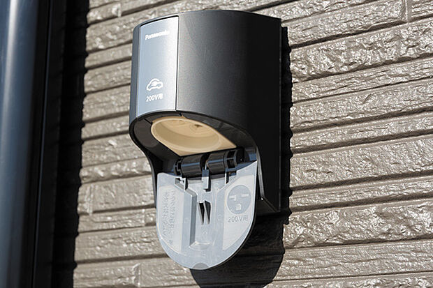 【【EV車充電用屋外コンセント】】屋外にEV・PHEV車用充電コンセントを設置しています。電源プラグの抜け防止機能が付いています。※当社施工例画像