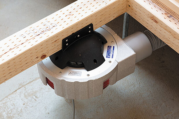 【【床下空間全体に風を送り結露を防ぐ撹拌+換気システム】】床下に湿気がこもらないように、換気を促すことで、床下での結露を防ぎ土台の品質を保ちます。
また本物件では「撹拌送風+ダクト換気」機能の製品を採用し、床下空間全体に送風を促すことで、より湿気の低減効果を高めています。
※Image Photo