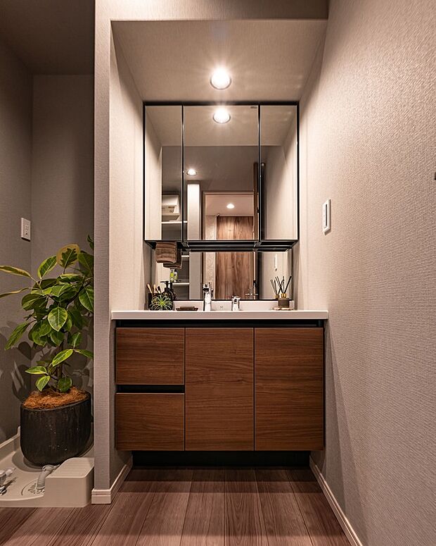 【洗面化粧台】手元を広く見せるチャイルドミラーが付いた洗面化粧台。
※同仕様モデルハウス写真