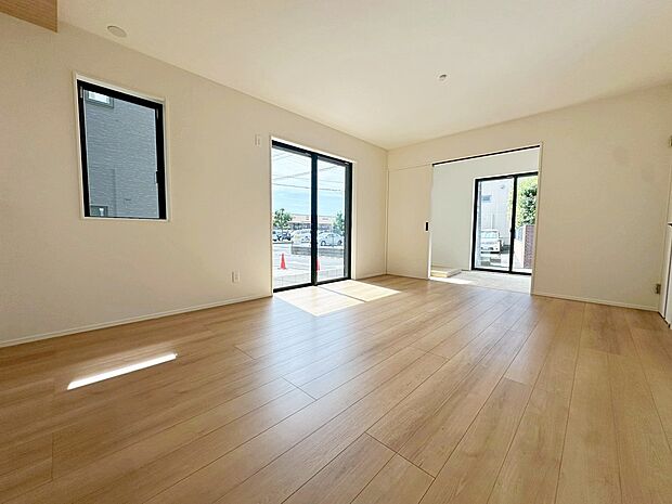 ☆Living Room☆
広くて明るいLDK♪心地の良い光が全体を包みます! また、くつろげるリビングが広く確保されているため、ご家族皆様の笑顔が溢れます。