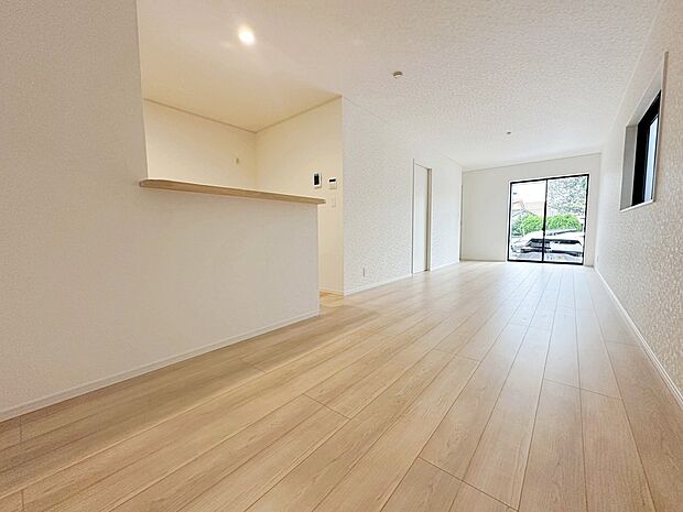 ☆Living　Room☆
会話はずむ対面キッチン！ダイニングスペースを広めに設けたので5脚や6脚のダイニングテーブルも置けそうです！