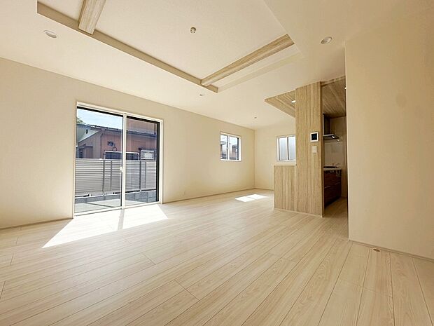 ☆Living　Room☆
お陽さまの光をさわやかな風をたっぷりとりこめます。室内はいつも明るい印象なので気持ちの良い朝を迎えられます。毎日の生活も明るくなりそう。