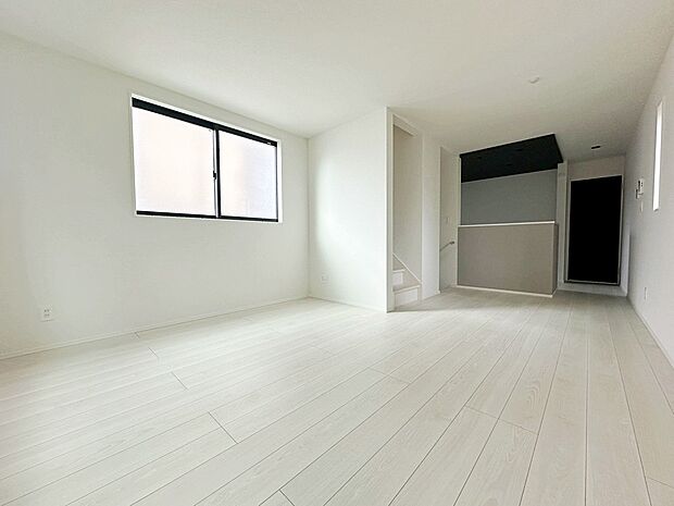 ☆Living　Room☆
広くて明るいＬＤＫ♪心地の良い光が全体を包みます！ また、くつろげるリビングが広く確保されているため、ご家族皆様の笑顔が溢れます。