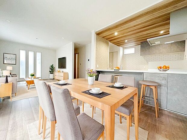 ☆LDK☆
会話はずむ対面キッチン！ダイニングスペースを広めに設けたので5脚や6脚のダイニングテーブルも置けそうです！※家具はCG合成しております。