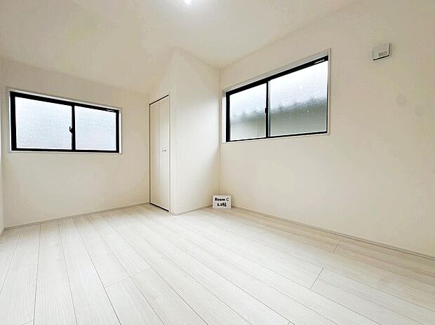 2階のお部屋です。光を取り入れやすのはもちろんですが、建物全体の窓の数も増えておりますので、換気性能に優れた物件です。窓を開ければ家中を気持ちの良い風が通り抜けます。