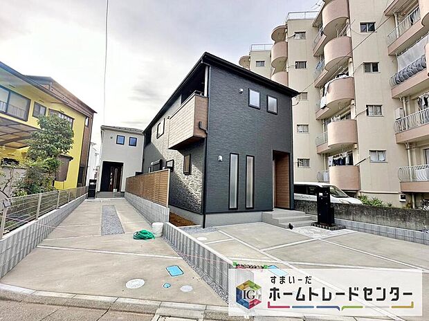 【現地外観写真】
一戸建ての大きなメリットは、「自分の土地」を自由に使えること。好きなペットとの暮らし、ガーデニングやDIY、車やバイクの手入れなど様々な趣味を楽しめます♪