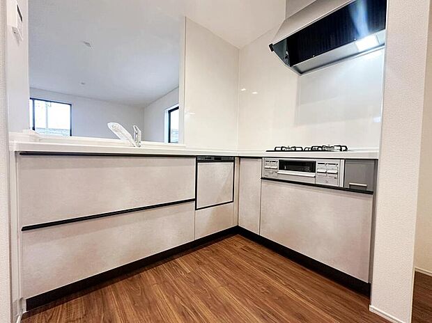 ☆System　Kitchen☆
広いキッチンは、毎日のお料理を楽しくさせてくれる強い味方！大きなフライパンも収まる収納と洗いやすいワイドなシンク！