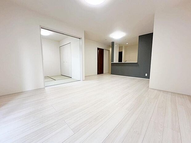 ☆Living　Room☆
広くて明るいＬＤＫ♪心地の良い光が全体を包みます！ また、くつろげるリビングが広く確保されているため、ご家族皆様の笑顔が溢れます。