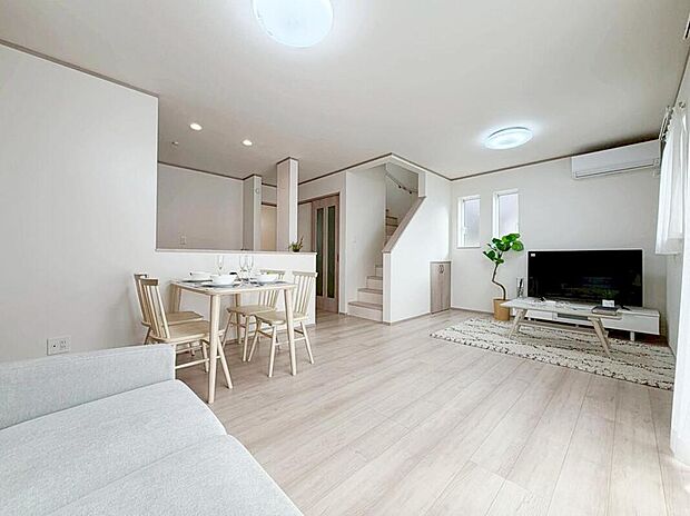 ☆LDK☆
明るい陽射しが差し込み、会話のはずむ対面キッチン！ダイニングスペースを広めに設けたので5脚や6脚のダイニングテーブルも置けそうです！