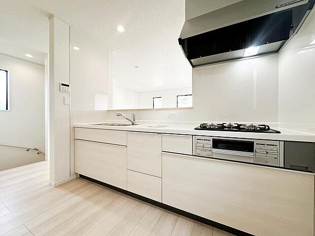 キッチンからリビングを見渡せますので、お料理やお片付け中もご家族のコミュニケーションをお取りいただけます。そしてキッチン自体も明るくなりますし、風も抜けますので衛生面で見ても安心いただける作りです。