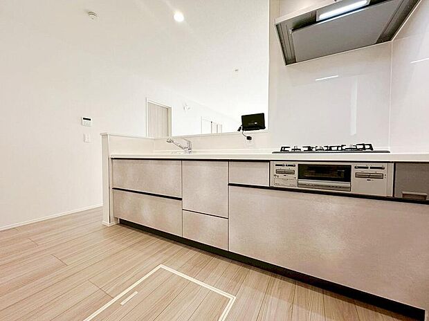 ☆Systemkitchen☆
収納力豊富な爽やかなシステムキッチンを用意しております。床下収納もございますので、キッチンスペースをすっきりとお使い頂けます。