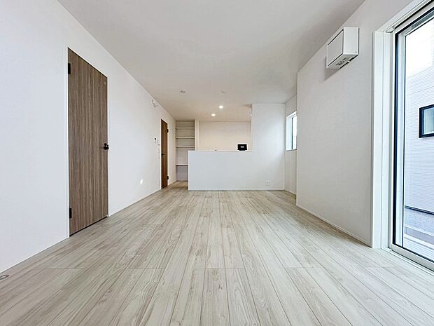 小学校が徒歩7分圏内の安心環境に駅、スーパー、コンビニも徒歩圏にそろった快適環境ですよ!
前面道路は8m道路。お車の駐車も楽々です♪ぜひ一度ご覧下さい!