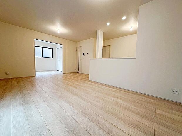 ☆LDK☆
明るい陽射しが差し込み、会話のはずむ対面キッチン!ダイニングスペースを広めに設けたので5脚や6脚のダイニングテーブルも置けそうです!