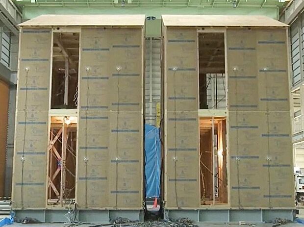 震度6強を最大67%低減できることが証明されました。さらに、最大震度6強クラスとなる120秒間続く地震を、約200回受けても制震性能は衰えないと実証実験で分かっています。