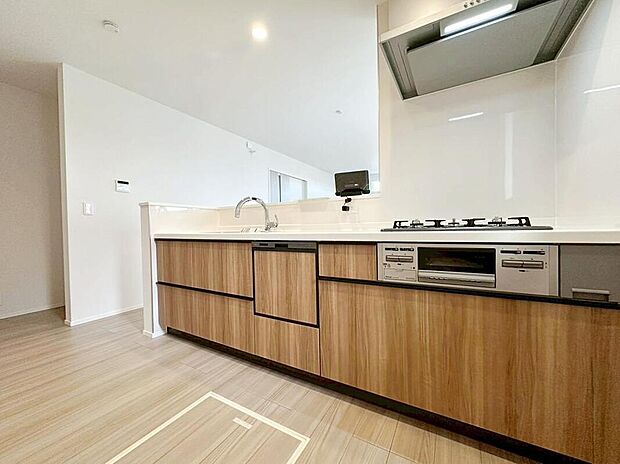 ☆Systemkitchen☆
収納力豊富な爽やかなシステムキッチンを用意しております。床下収納もございますので、キッチンスペースをすっきりとお使い頂けます。