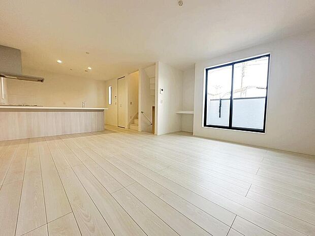 ☆LDK☆
会話はずむ対面キッチン!ダイニングスペースを広めに設けたので5脚や6脚のダイニングテーブルも置けそうです!